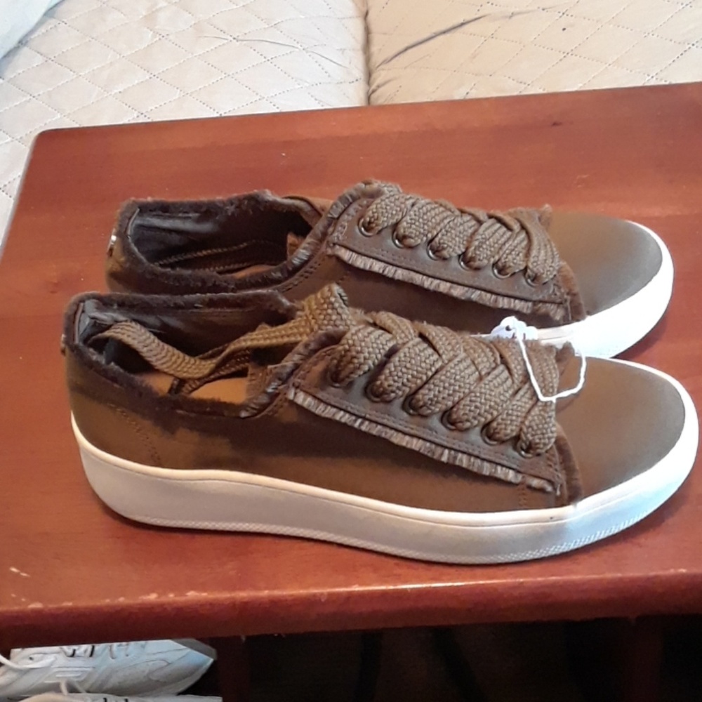 Shoes - Picture 2 of 3